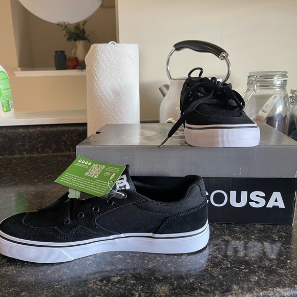 BNWT DC Shoes - Picture 1 of 4